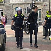 Policías locales detienen a un delincuente habitual en la calle Portal de Castilla.