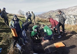 Miembros de Euskal Prospekzio Taldea y de Aranzadi, entre ellos Francisco Etxeberria, a la izquierda, durante la excavación de ayer.