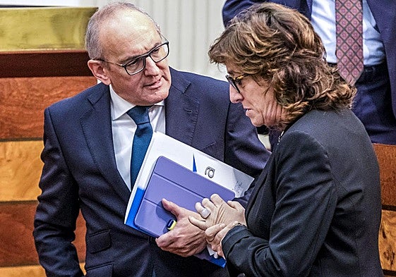 Ramiro González charla con Eva López de Arroyabe en un pleno en las Juntas Generales.