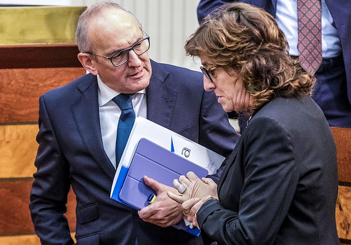 Ramiro González charla con Eva López de Arroyabe en un pleno en las Juntas Generales.