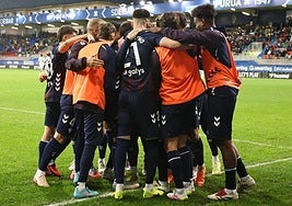 La piña final de todo el equipo unido refleja la felicidad por el reencuentro con la victoria en Ipurua.