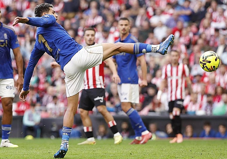 El VAR evita el empate del Oviedo con un fuera de juego milimétrico y borra un error grave de Unai Simón