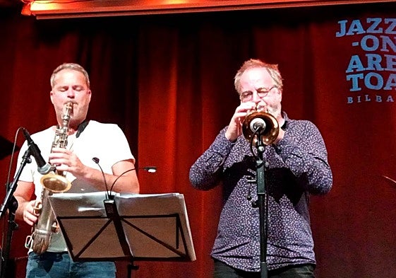 Glenn Brun Henriksen (saxo alto) y el líder Didrik Ingvaldsen (trompeta).