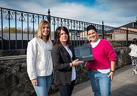 Jessika Bermejo, Aitziber Gorostiza y Leire Aldazabal en el CEIP Amorebieta Larrea.