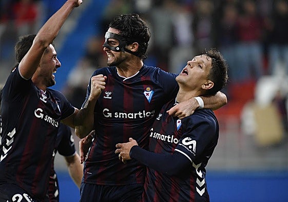 Martón celebra junto a Cubero y Corpas el segundo gol con el que completó un doblete que guió al Eibar hacia una remontada épica.