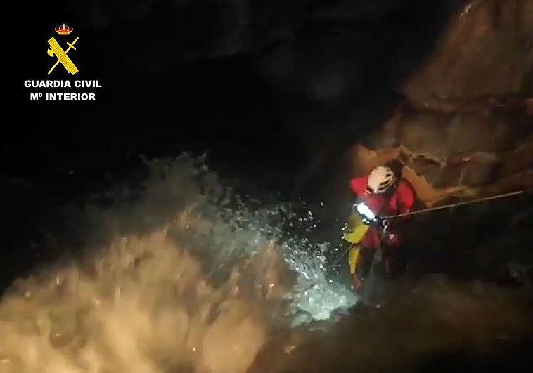 Entre fuertes corrientes y cataratas: complicado rescate de dos espeleólogos atrapados en una cueva de los Picos de Europa