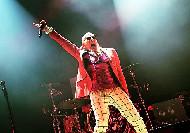 El Drogas, el más elegante entre los seis grupos actuantes.