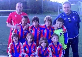 Sued, arriba a la izquierda, junto a su padre y el resto de compañeros.