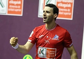 Jokin Altuna celebra uno de sus tantos en el frontón Uarkape.