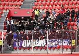 Ultras del oviedo controlados en un sector de la grada de San Mamés antes del inicio del partido.