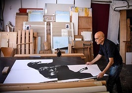 Jon Mikel Euba, en su estudio de Rekalde, en Bilbao, con un ejemplar de su serie 'Condensed Velázquez'.