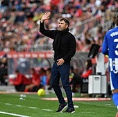 Coudet da instrucciones a sus jugadores en Montilivi.