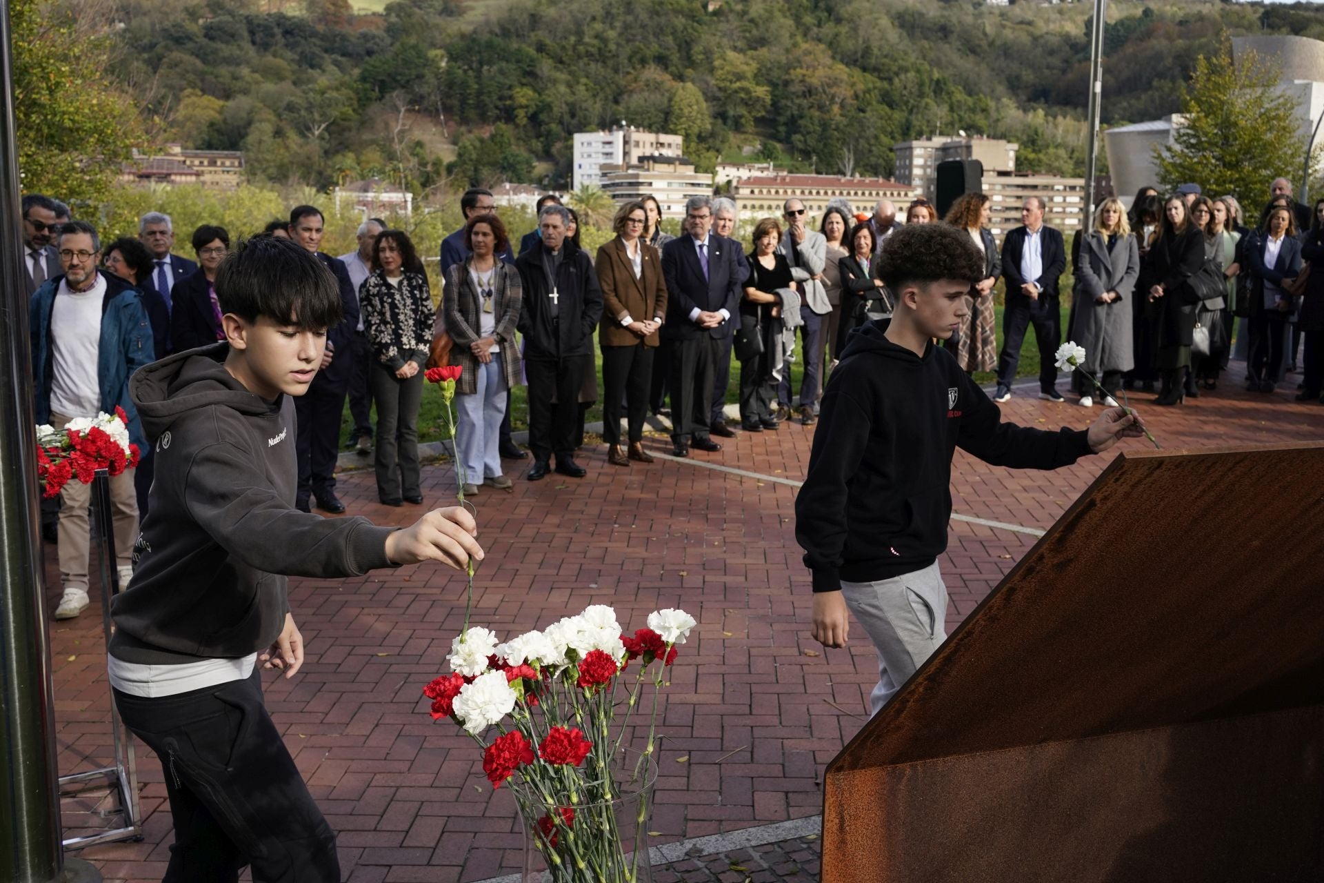 La ofrenda floral por el Día de la Memoria en Bilbao, en imágenes