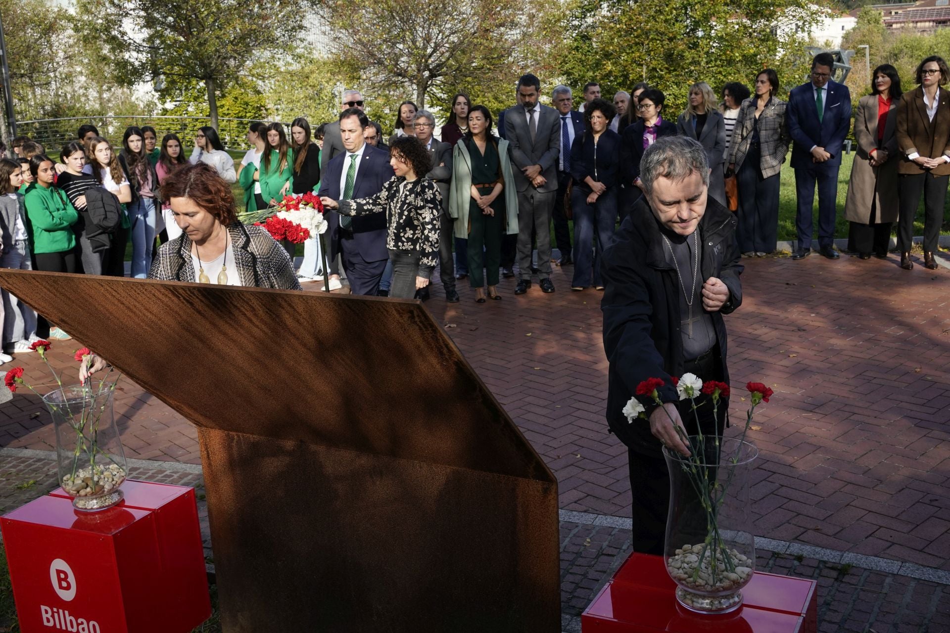 La ofrenda floral por el Día de la Memoria en Bilbao, en imágenes