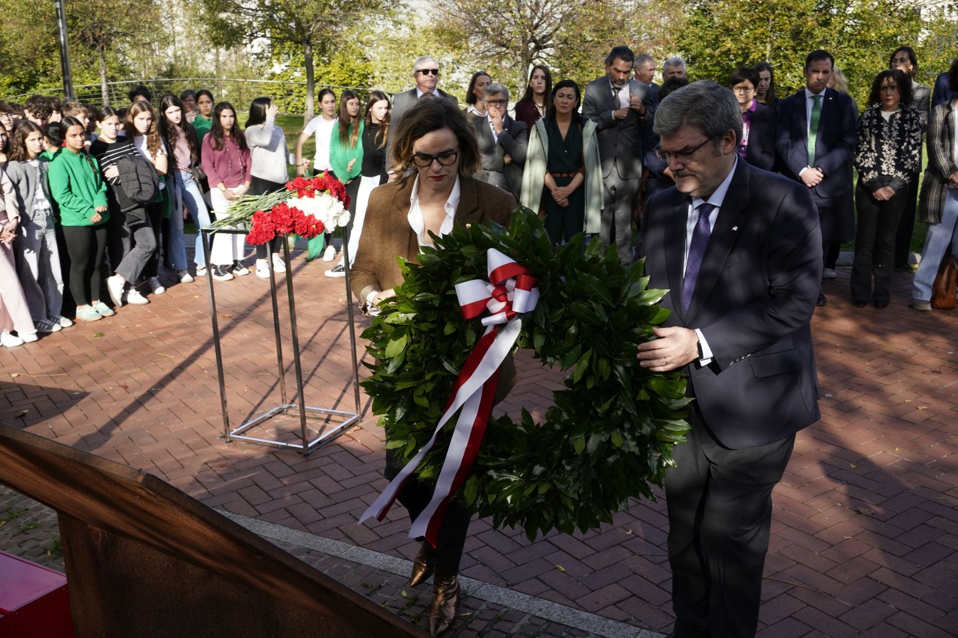 La ofrenda floral por el Día de la Memoria en Bilbao, en imágenes