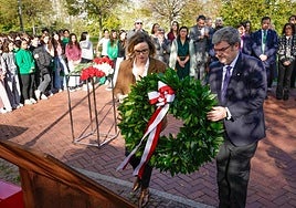La diputada general de Bizkaia, Elixabete Etxanobe, y el alcalde de Bilbao, Juan Mari Aburto, depositan una corona de flores ante la escultura 'Atalase', junto al Guggenheim.