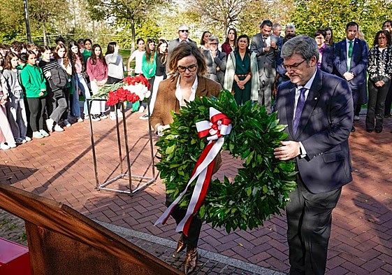 La diputada general de Bizkaia, Elixabete Etxanobe, y el alcalde de Bilbao, Juan Mari Aburto, depositan una corona de flores ante la escultura 'Atalase', junto al Guggenheim.