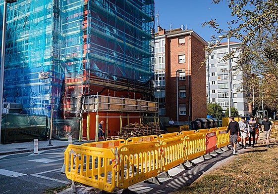 Andamios en uno de los bloques de Zaramaga acogidos al plan de mejora.
