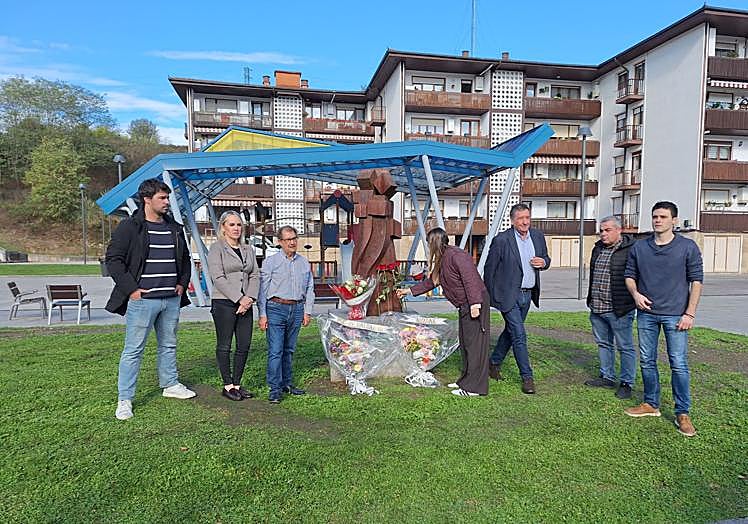 Representantes del PNV, PSE y Auzoak realizan la ofrenda floral junto al monumento a las víctimas