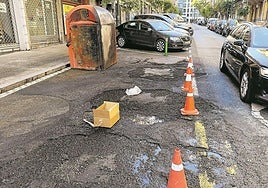 Los incendios también han provocado daños en fachadas y vehículos del barrio.