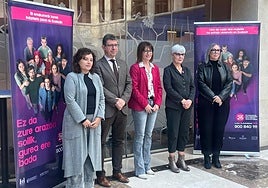 La directora de Emakunde, junto a responsables de las diputaciones y de Eudel, han presentado la campaña.