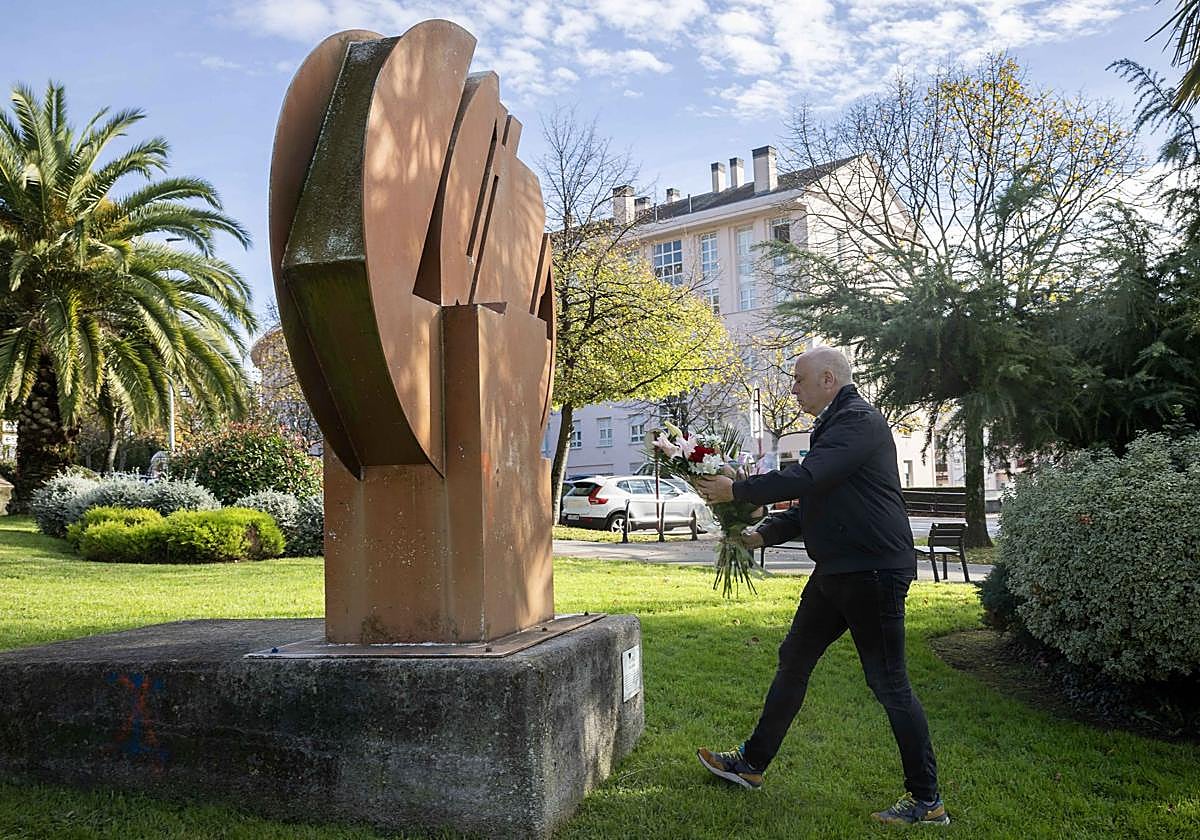 El alcalde de Leioa ha depositado un ramo de flores es la escultura Leioaren Indarra.