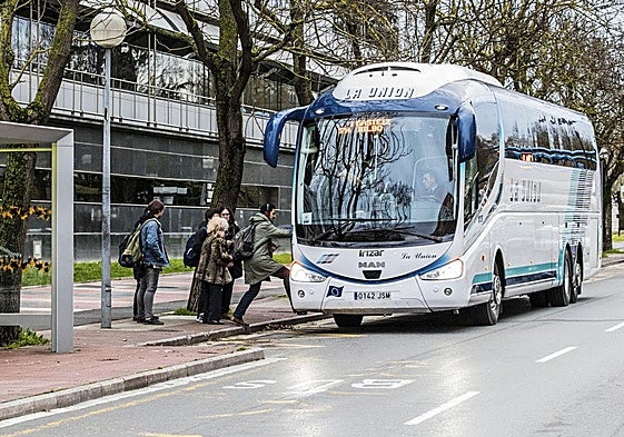 Un autobús de La Unión frente a los juzgados de Vitoria.
