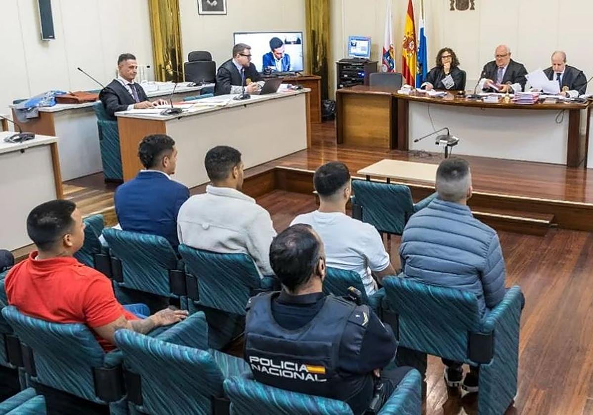 Los cinco acusados atienden a las explicaciones del presidente de la Sección Tercera de la Audiencia Provincial, Agustín Alonso.