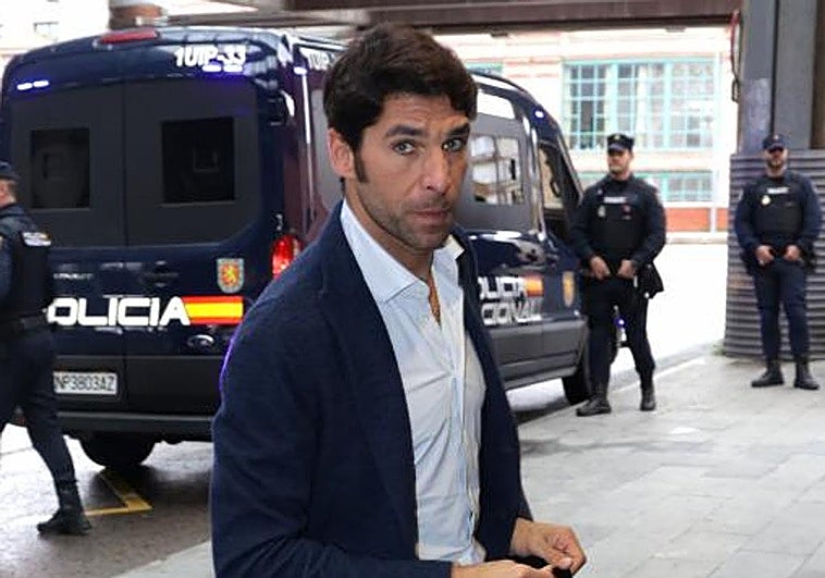 Cayetano Rivera Ordoñez estrella su furgoneta contra una palmera