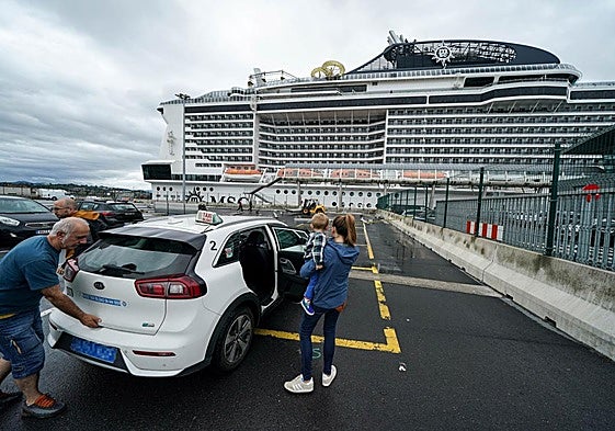 Un taxista deja a una familia en la terminal de cruceros de Getxo.