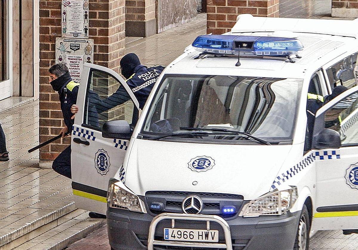 Una intervención del Grupo de Prevención y Apoyo de la Policía Local de Vitoria.