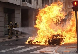 Los bomberos sofocan las llamas que han calcinado varios contenedores en la calle Manuel Iradier, en Vitoria.