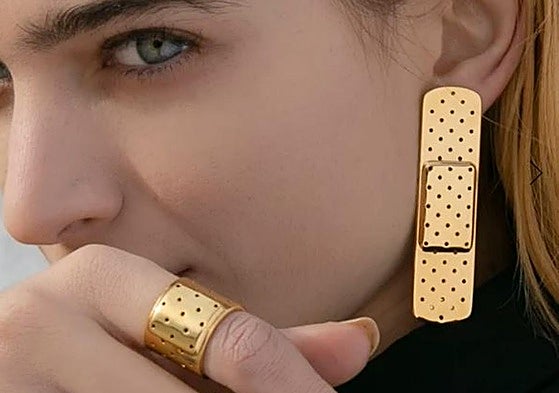 Los pendientes canallas 'made in Spain' que unen a doña Letizia, Karol G y Amaia Montero.