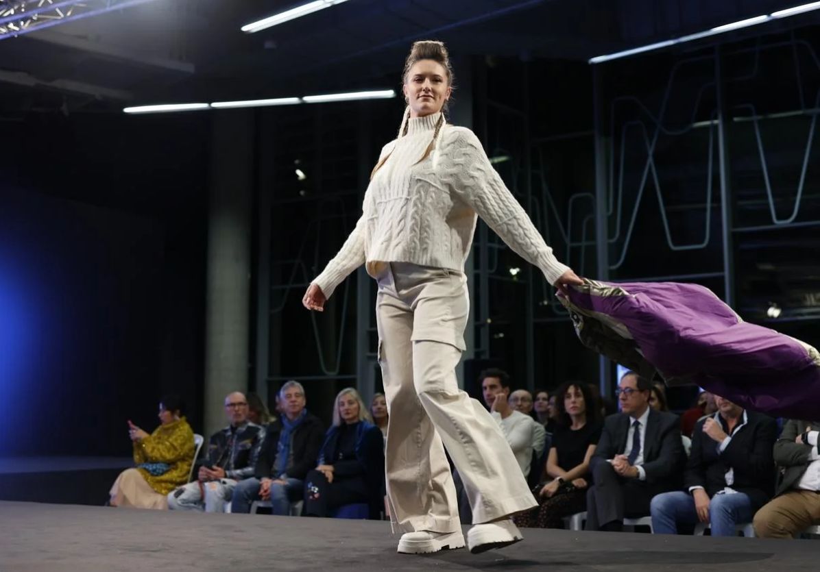 Una modelo luce uno de los conjuntos de la Bilbao Fashion Week.