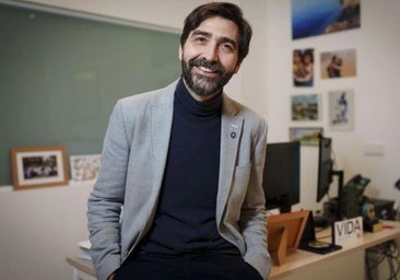 El doctor Antonio Pérez tiene en su despacho imágenes de la Alhambra y de la playa de la Joya, en Torrenueva.