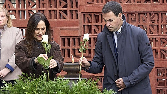 El lehendakari, Imanol Pradales, junto a la presidenta del Parlamento vasco, Bakartxo Tejeria, en el homenaje en la Cámara.