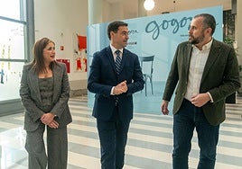 La consejera San José, el lehendakari y el director de Gogora, Alberto Alonso, en el Palacio de Congreso Europa.