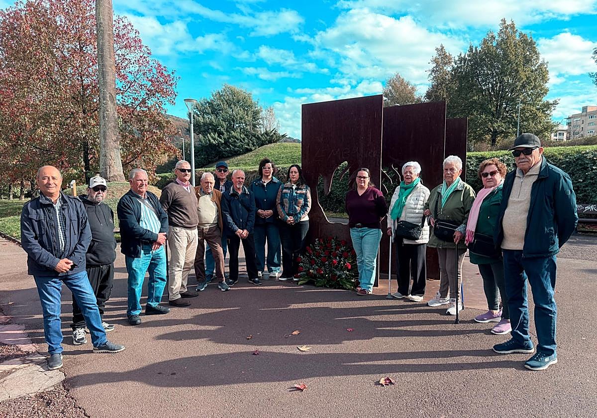 La agrupación socialista en el monumento del parque Bizkotxalde de Basauri, donde han realizado una ofrenda floral y una concentración silenciosa