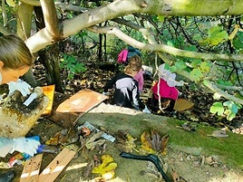Jóvenes y mayores recogieron todo tipo de residuos en las inmediaciones del río.