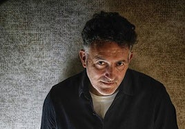 La nueva novela de Mikel Santiago se pone el 11 de noviembre a la venta.