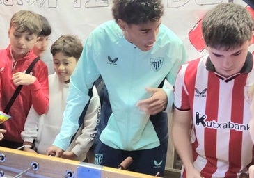 De debutar en San Mamés a jugar al futbolín con los niños del barrio: así fue la tarde del domingo de Selton
