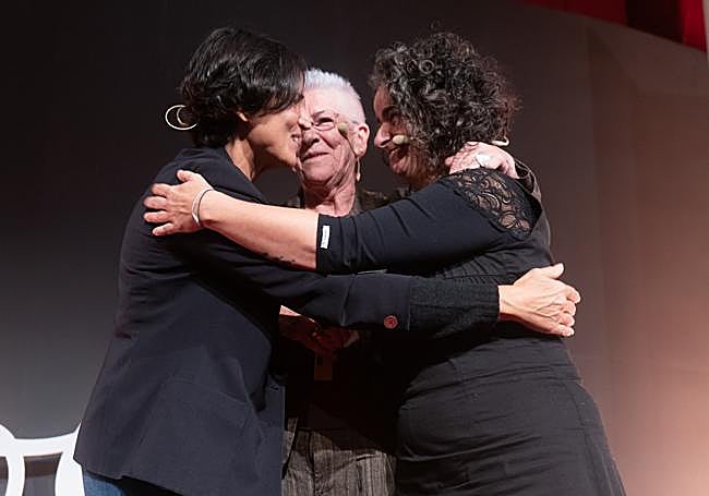 Víctimas del terrorismo y de torturas se abrazaron este lunes en Vitoria.