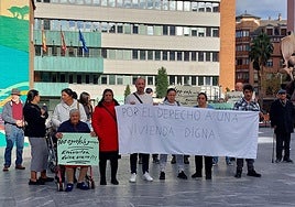 Varias de las personas que reclaman el derecho a una vivienda digna este lunes frente al Ayuntamiento, con el apoyo de varios colectivos sociales.