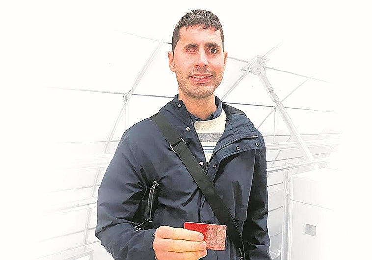 Acompañamos a Ander Cornejo: así viajan en el metro las personas ciegas