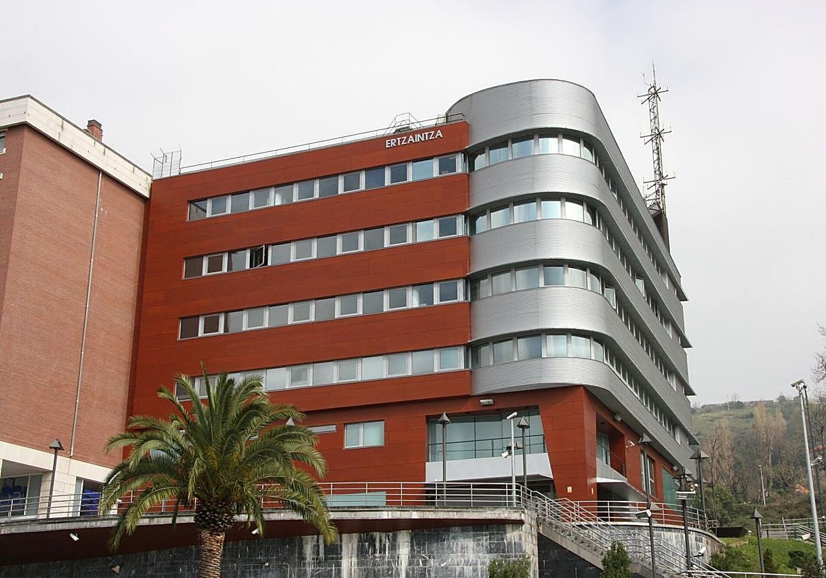 Detenido en Bilbao un joven de 19 años por tirar al suelo a una mujer en su portal para robarle la cadena de oro