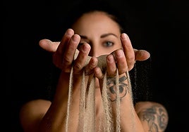 En este espectáculo de teatro visual sin palabras se emplea el 'sand art' para contar «cuentos de arena».