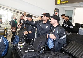 Los jugadores de Palestina, a su llegada al aeropuerto de Loiu