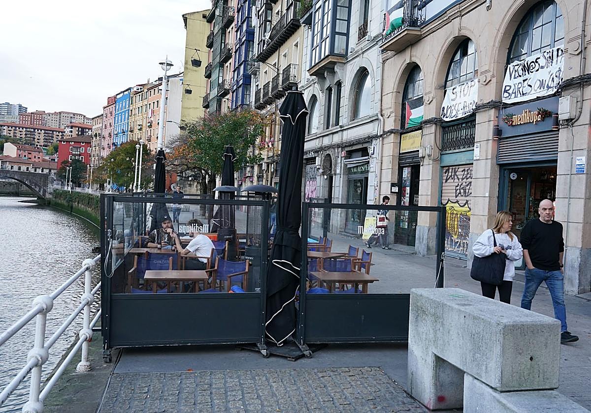 Dos clientes tomaban una consumición en una de las terrazas del Muelle de Marzana en la tarde de ayer.