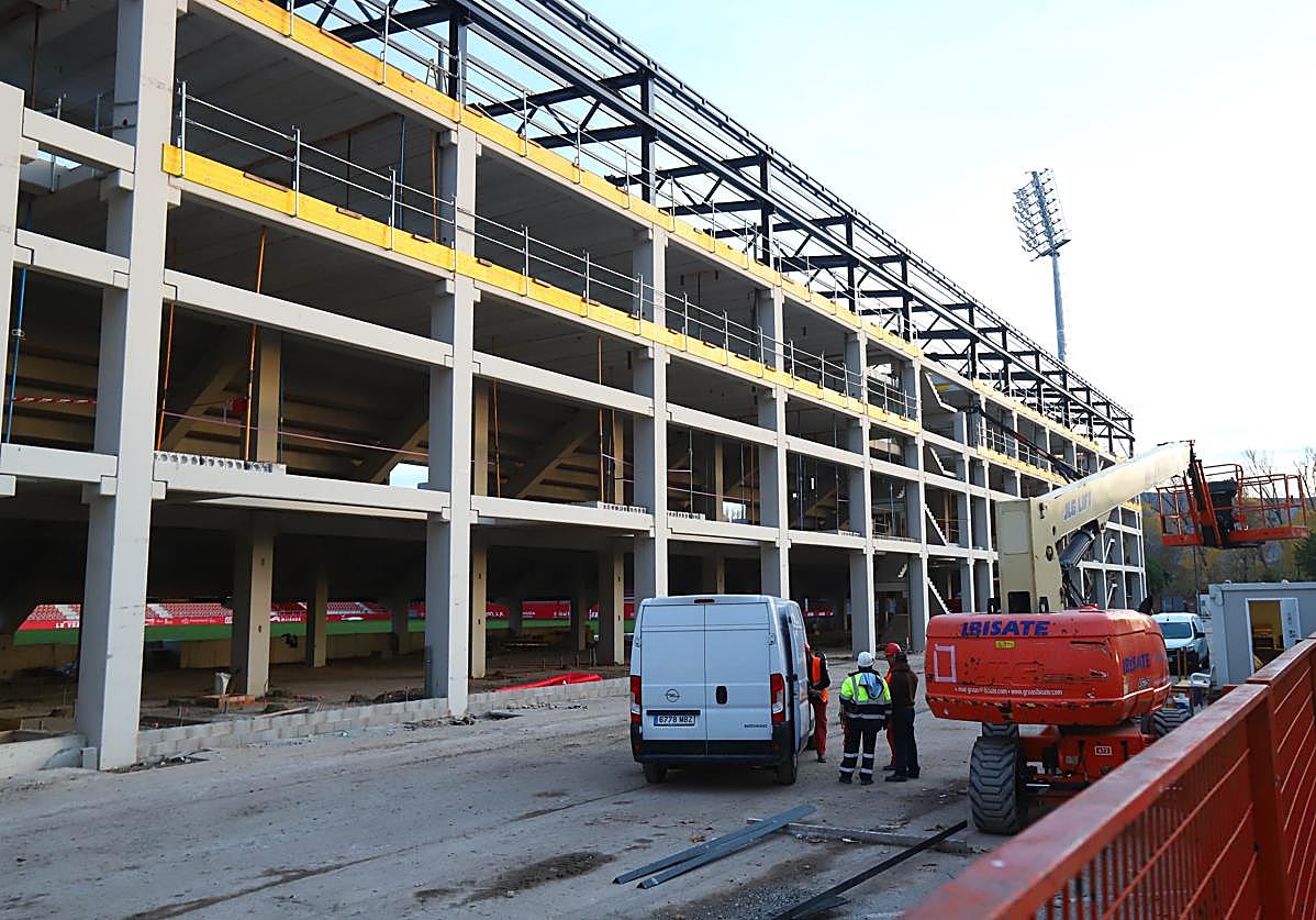 Los trabajos para crear un nuevo lateral oeste en el estadio rojillo siguen su curso.