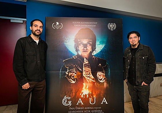 El productor Ander Sagardoy y el director Paul Urkijo, ante el cartel de 'Gaua'.